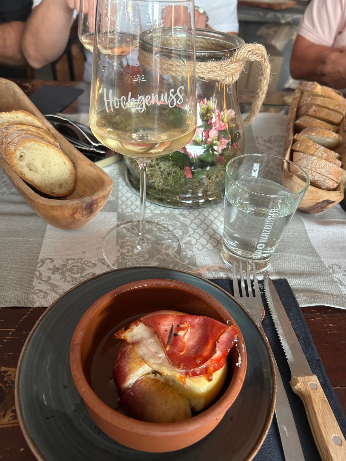 Eine zarte Speise mit einem Weißwein dazu.
